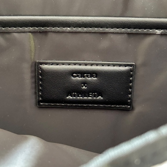 Athleta Silver Metallic Laptop Sleeve VGUC - Picture 2 of 10